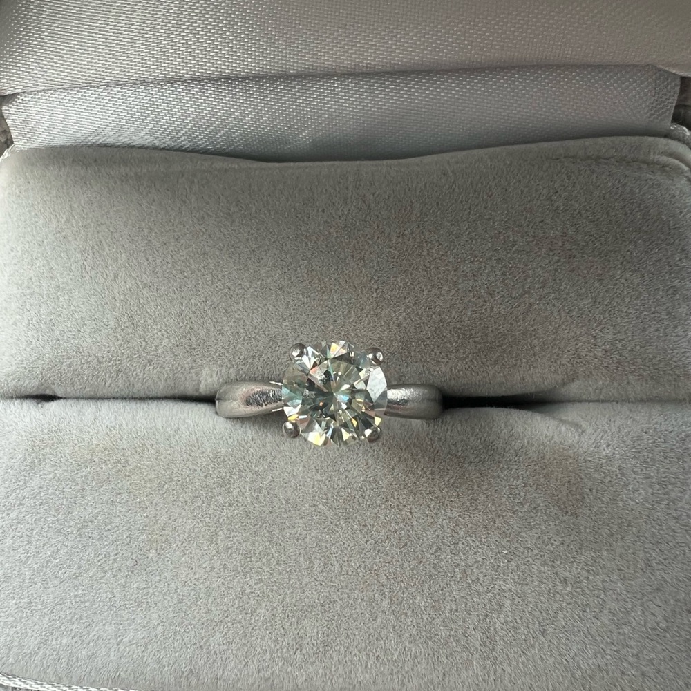 Elegant platinum 1.57 ct diamond Ring